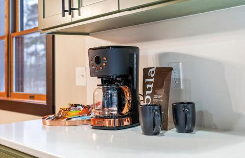 The Log Haus, a newly renovated lakefront cabin close to the trails - Foto 11