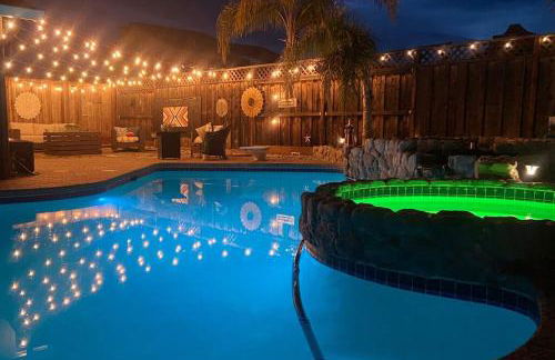 Stunning Modern Home King Bed Pool Jacuzzi Fire pit - Foto 24