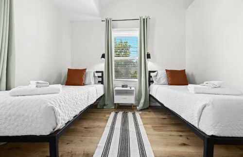 3BR 2BA Derby Home Walk to Churchill Free Parking - Foto 41