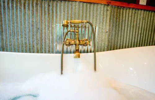 Rustic Cabin Retreat - Cozy Stove & Fresh Eggs - Foto 31