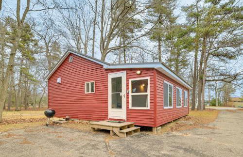 Oscoda Cabin with Charcoal Grill Walk to Lake Huron - Foto 3