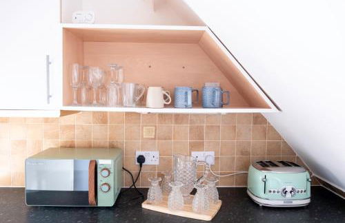 BOHO BEACH HOUSE- SLEEPS 8- 2 MIN DRIVE FROM BOSCOMBE PIER- SUPERFAST WiFi- FLAT SCREEN SMART TV- FREE ON STREET PARKING! - Photo 18