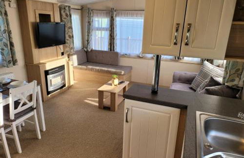 Lovely Static Caravan at Billing Aquadrome - Photo 7