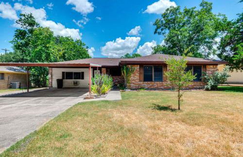 2 Mi to Kyle Field Bryan Home with Fenced Yard - Photo 2