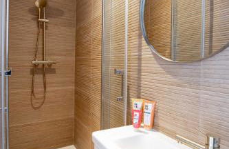 New- 8 pers devant le parc de la villette - Foto 1