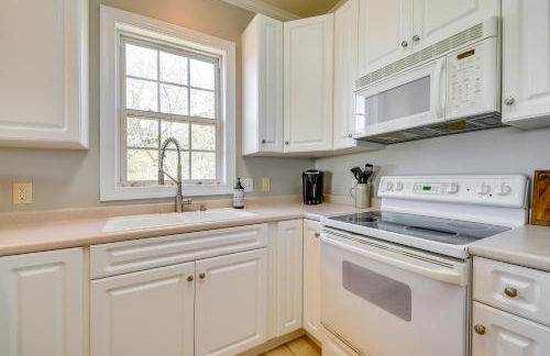 Spacious Southport Condo with Balcony! - Foto 9