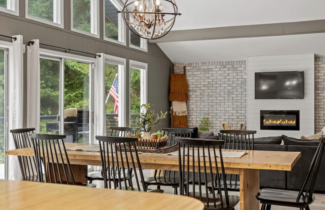 The Evergreen Escape by Avantstay Modern Cabin w Volleyball Court Hot Tub - Foto 10