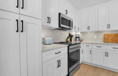 NEW! The White House, with 2 King Ensuites close to Parris Island and Downtown - Foto 17