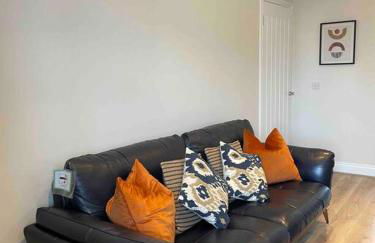 Lovely 2 bed apartment with hot tub log burner and off street parking - Foto 5