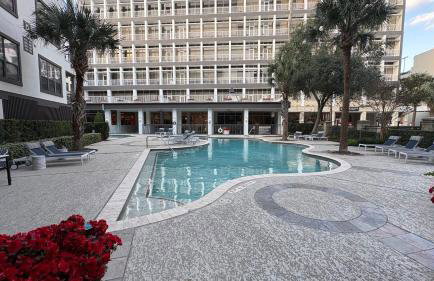 Relaxing Pool-View 1BR Near Top Houston Spots - Foto 29