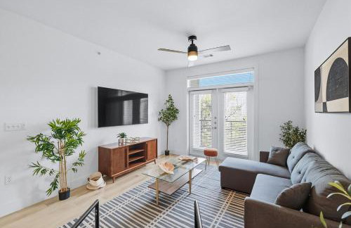 412 Stylish 2B2B Resort Style Pool & Gym, Golf Simulator, 7M to Dickies Stadium, 15M to AT&T stadium - Photo 1