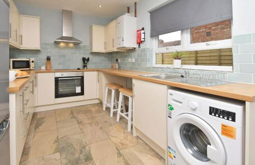 Somerville House by YourStays - 4 Bedroom House in Crewe - Photo 9