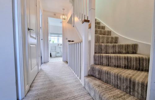 Spacious 4BR House Sleeps 8 with Free Parking, Contractor Friendly, Near Basildon Hospital & London Links - Foto 20