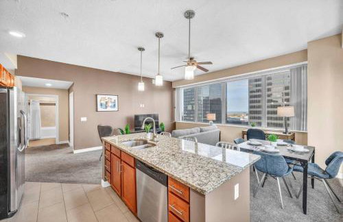 LAKE VIEW Sky-Suite in the Heart of Downtown! - Photo 18