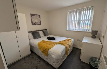 Large Modern House With Private Parking - Photo 148