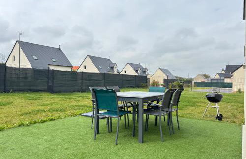 Les Voiles, maison bien équipée 10 p 2 sdb, 2 WC, spacieuse lumineuse avec jardin clos, garage, terrasse, parking privatif, à 950 m de la plage d'Asnelles et tous commerces, près de Bayeux et Arromanches, chiens bienvenus - Foto 13