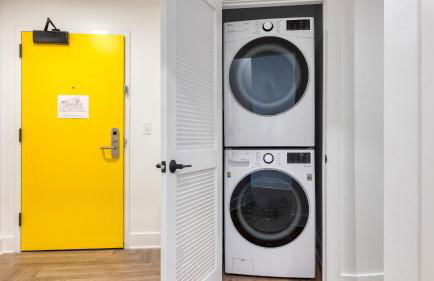 Dual Bachelor Pads w/ Rooftop Lounge & Games Sleeps 26 5 Min to Broadway - Foto 93