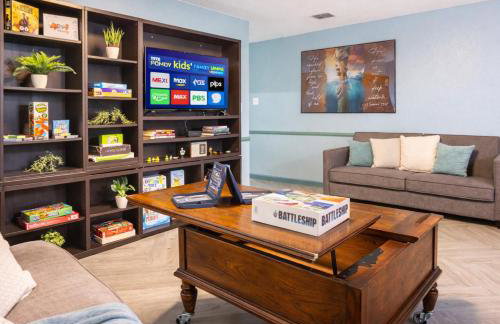 4BR Retreat with Game Room & Massage Chair - Sleeps 12 - 2 Kings - Step-Free - XL Private Patio - Foto 12