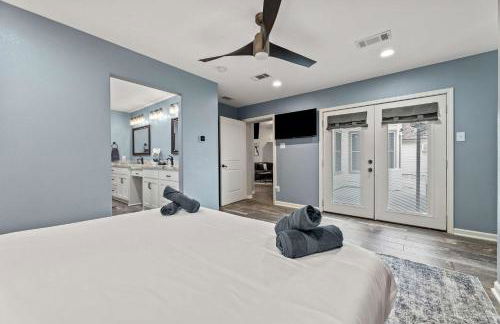 Luxurious Home with Huge Pool - Photo 22