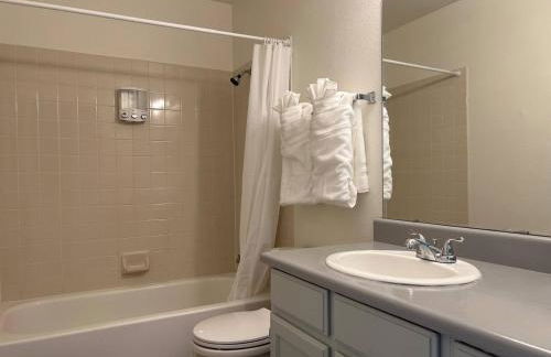 Extended Stay 3 or 4 Beds Cozy Smart Home Living - Photo 8