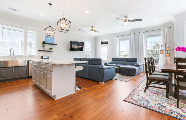 Modern 4 BR Condo with Balcony & Pool - Near FQ - Foto 21