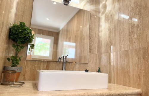 Villa Amorio a spacious modern getaway with a private heated pool & Sea Views - Foto 60