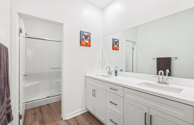 Chic Modern Retreat With Stunning Views 1360 Sqft - Photo 30