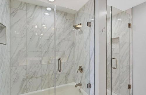 Modern 3 bedroom condo in downtown w free parking - Foto 22