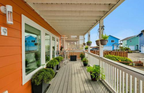 Sunkissed 3BR beach getaway - dog-friendly fenced yard, firepit, glimpse ocean views, near beach access, sleeps 8 - Foto 30