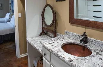 Hill Country Retreat - 1BR Cabin w Nature Views - Photo 11