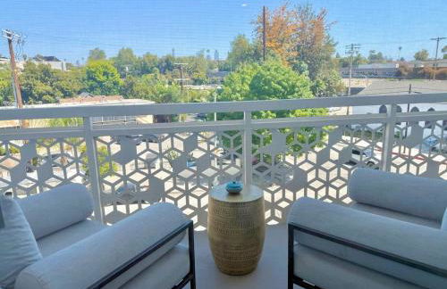 Designer Silver Lake Stylish One Bedroom with Parking - Photo 5