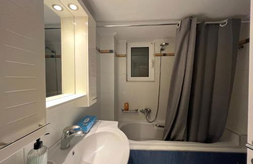 Hector Apartment Airport by Airstay - Photo 18