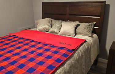 Cozy Roomy family sized apartment on major bus route close to all - Foto 12