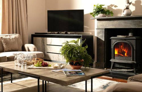 Downwood Vineyard Manor House in Idyllic Countryside - Photo 8