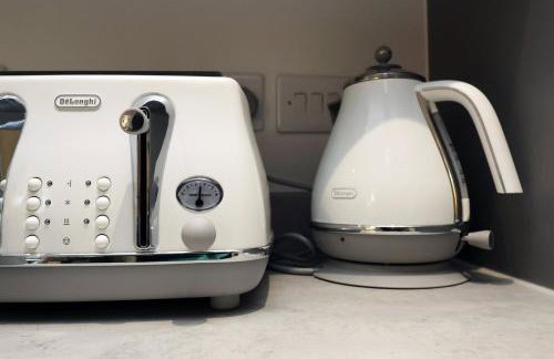 Modern Comfort Near Castle St with WiFi & Parking! - Foto 16