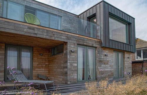 Stunning architect designed beachfront property - Foto 44