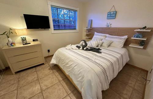 South Florida Spacious Oasis 4BR Retreat with 2 King Beds, Amazing Pool, near Beaches - Photo 77