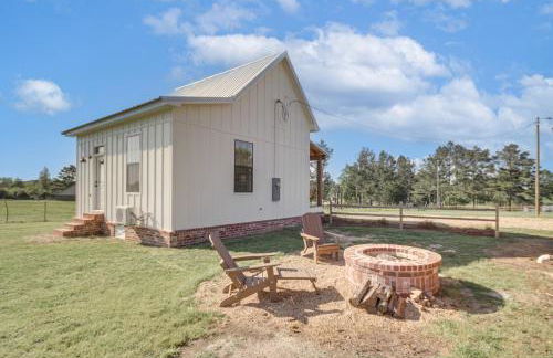 4-Acre Plot Farmhouse-Chic Retreat in Forest! - Foto 21