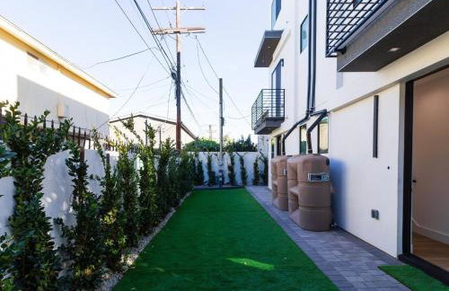 Modern Luxe Retreat Three-Bedroom #4 - Photo 18