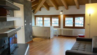 Interno 8 appartamento con box auto privato gratuito - Photo 2