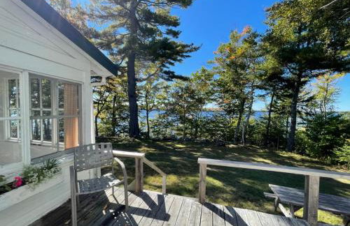 Waterfront Wildflower Cottage with Private Dock! - Foto 2