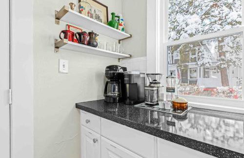 Eclectic Bungalow in the Heart of Royal Oak - Foto 10