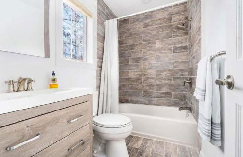 Amazing Southampton Home with Private Heated Pool - Foto 45