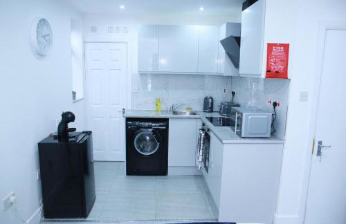 Lovely Apartment with free parking on premises. - Photo 11