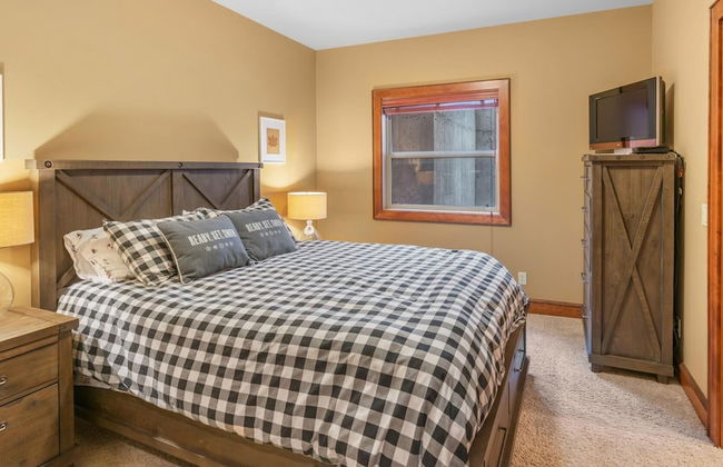 I Spy - Cozy Pet Friendly, Ski In/Ski Out Condo with Private Hot Tub - Photo 2