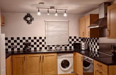 Wolverhampton Apartment with Free Parking 1 minute from the train station - Foto 11