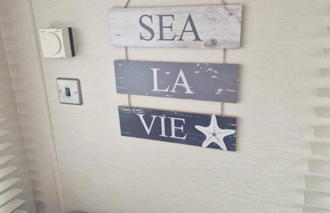 Inviting 2-bed Caravan on Combe Haven Holiday Park - Photo 5