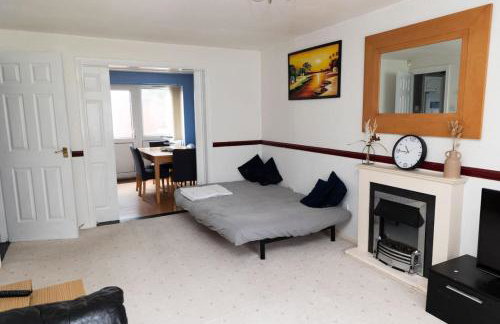 3 bed home sleeps 8 people located 1 min from train stop - Otley Terrace - Photo 5