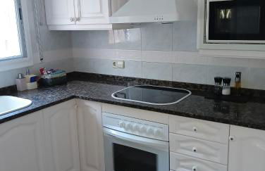 Near beaches large private patio, aircon & community pool - Foto 16