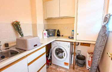 Three Bedroom Bungalow ideal for families or contractors Highbridge - Photo 33